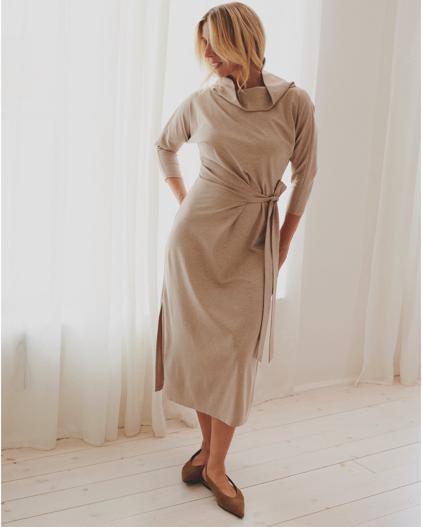 Derékon áthajtott ruha