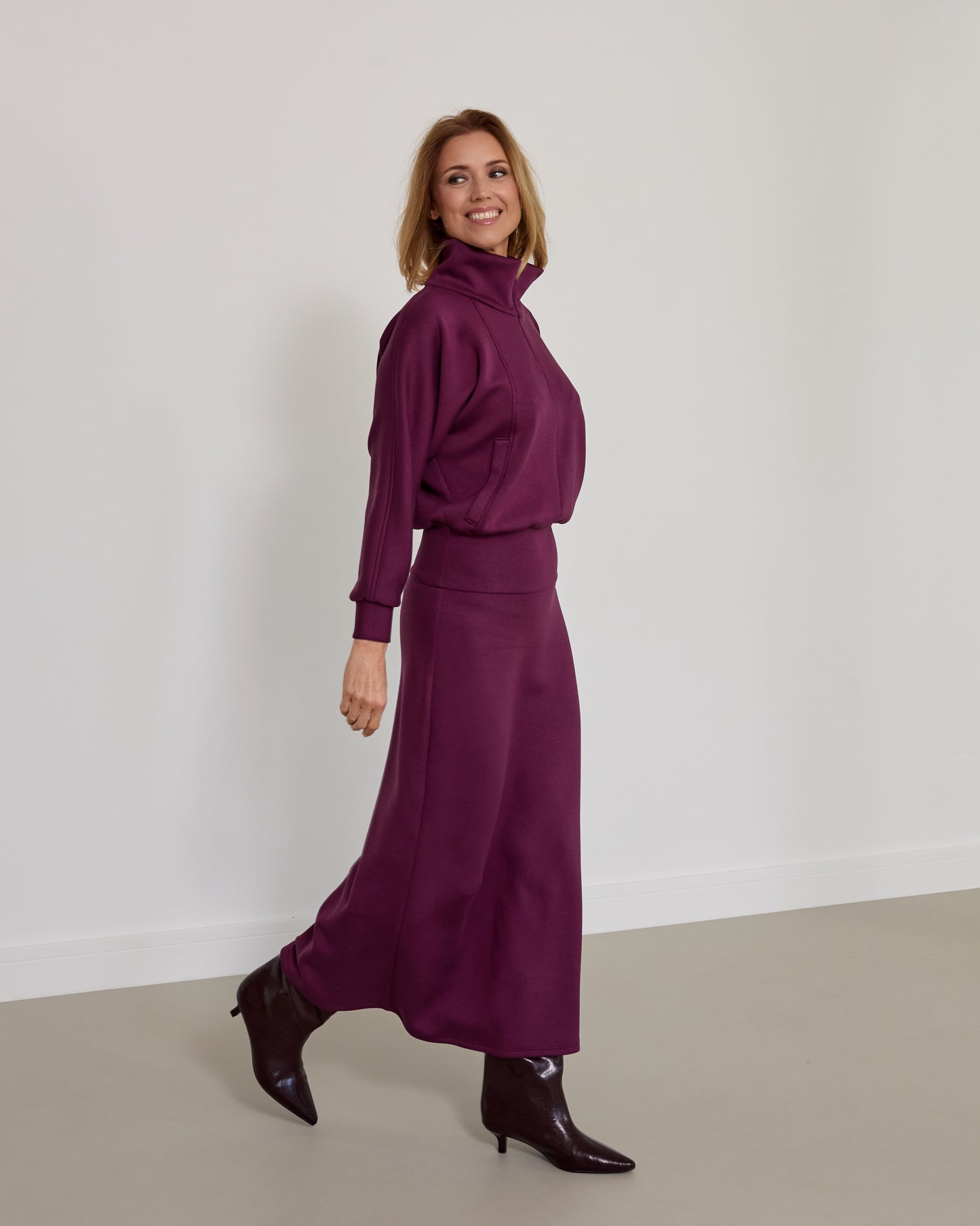 Derékhangsúlyos pulcsiruha