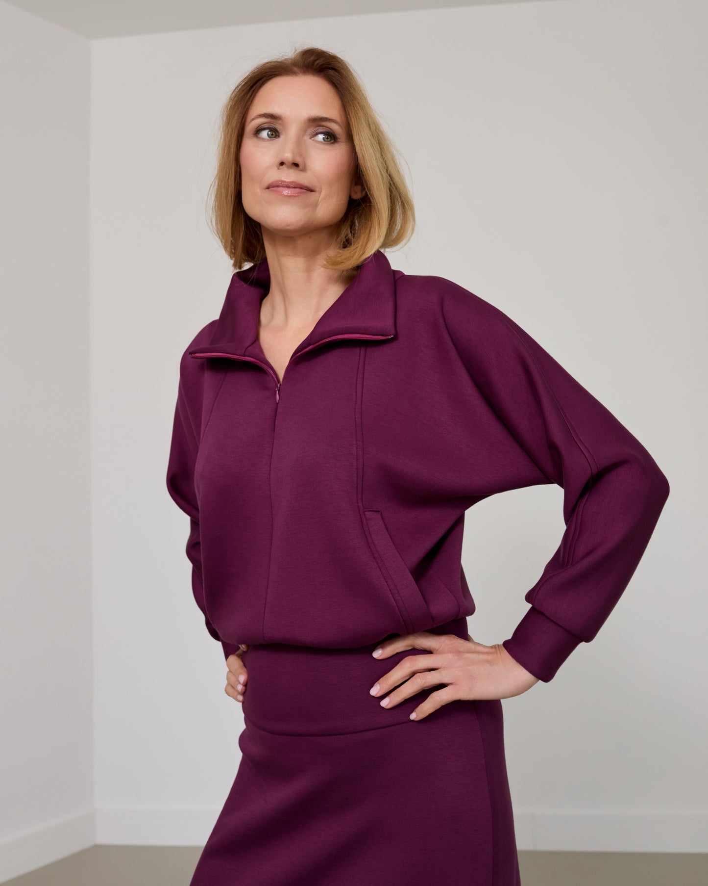 Derékhangsúlyos pulcsiruha