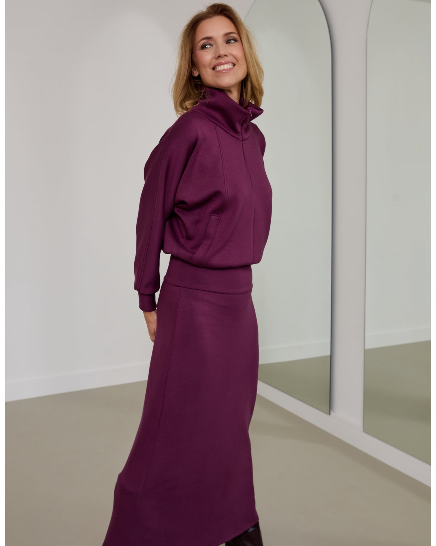 Derékhangsúlyos pulcsiruha