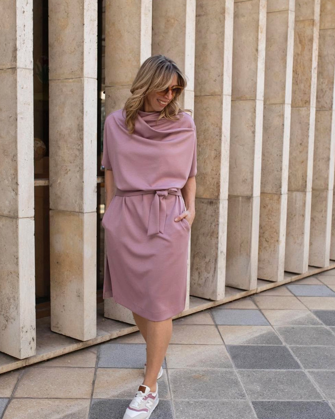 Rétegesen hajtott nyakú ruha