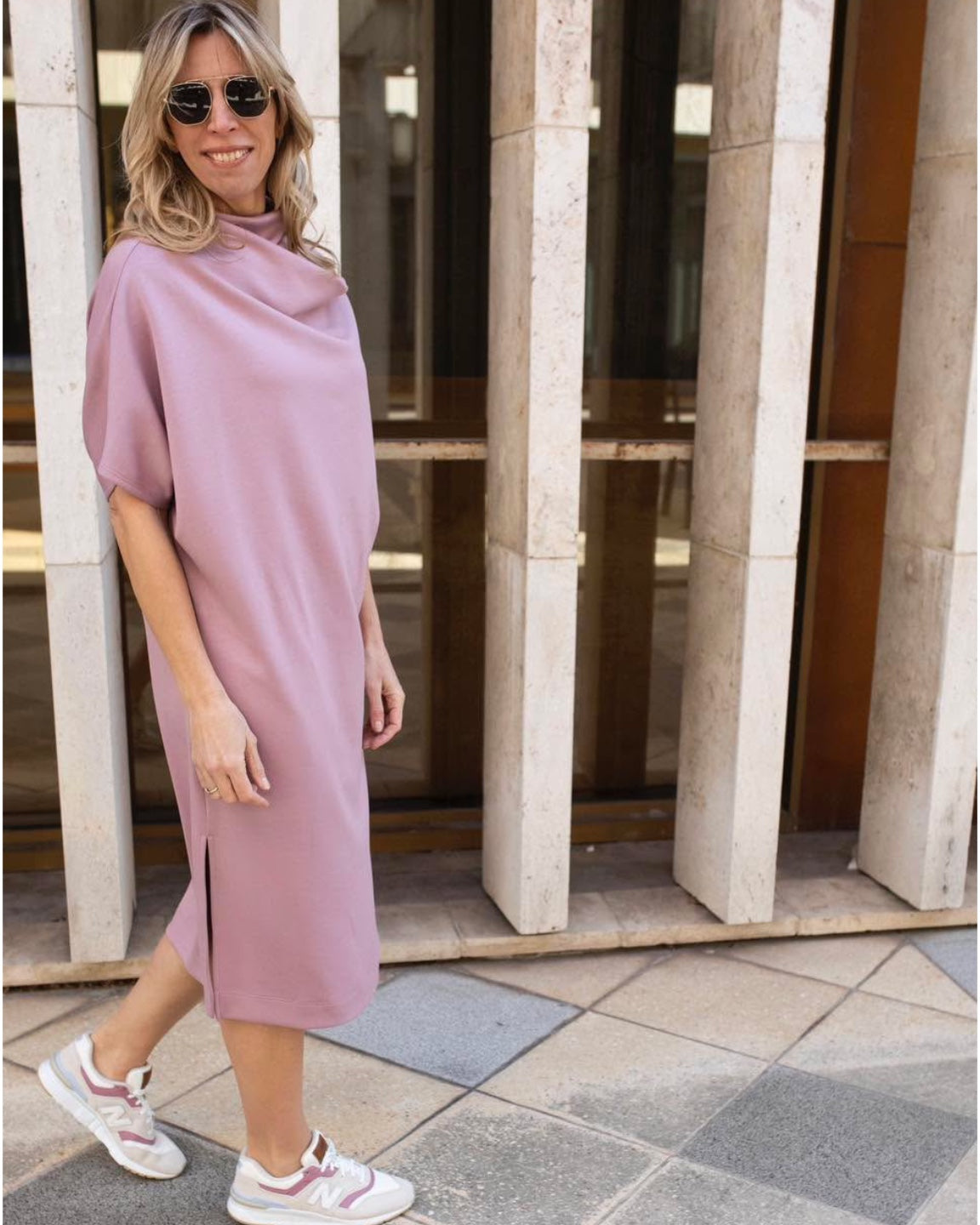 Rétegesen hajtott nyakú ruha