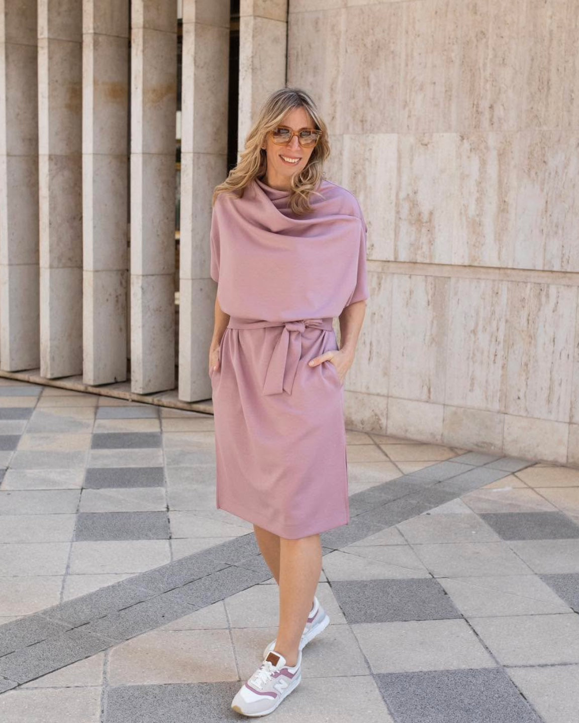 Rétegesen hajtott nyakú ruha