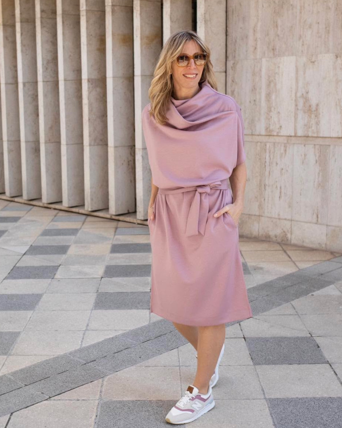 Rétegesen hajtott nyakú ruha