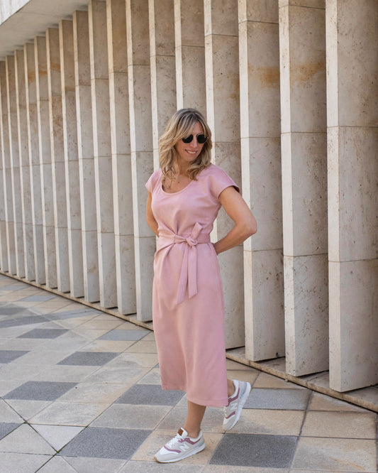 Ívelt nyakú derékon átkötős ruha