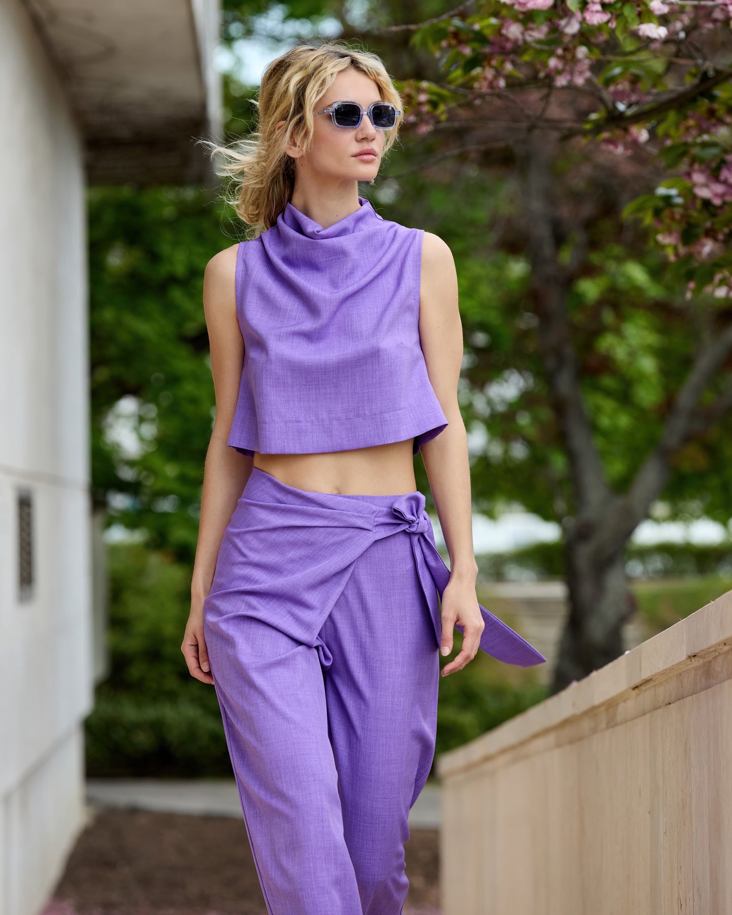 Magas nyakú crop top + áthajtott nadrág szett