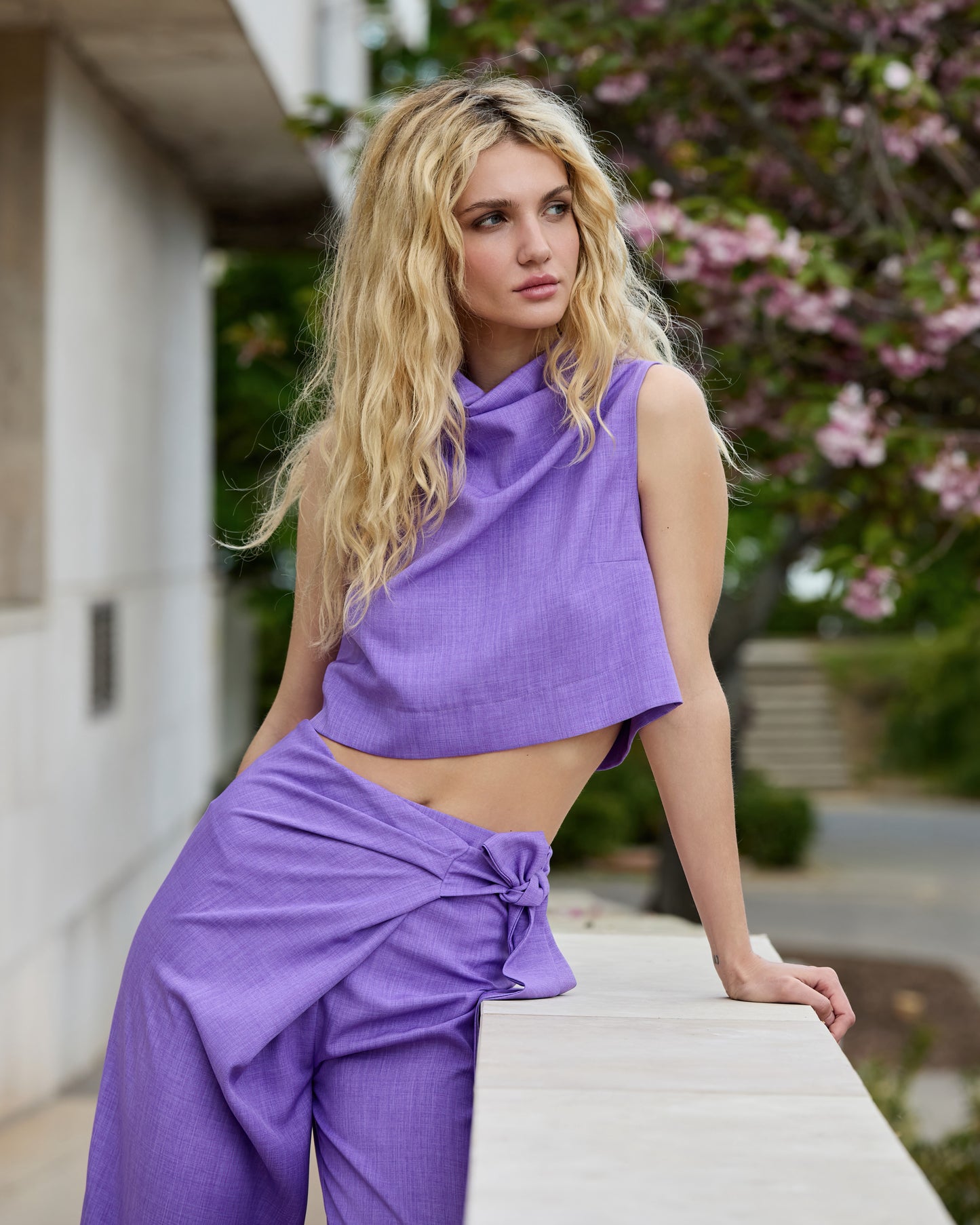 Magas nyakú crop top + áthajtott nadrág szett