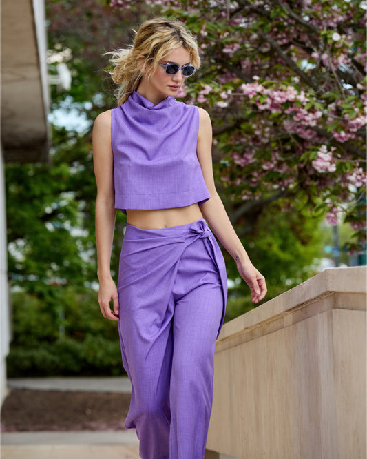 Magas nyakú crop top + áthajtott nadrág szett